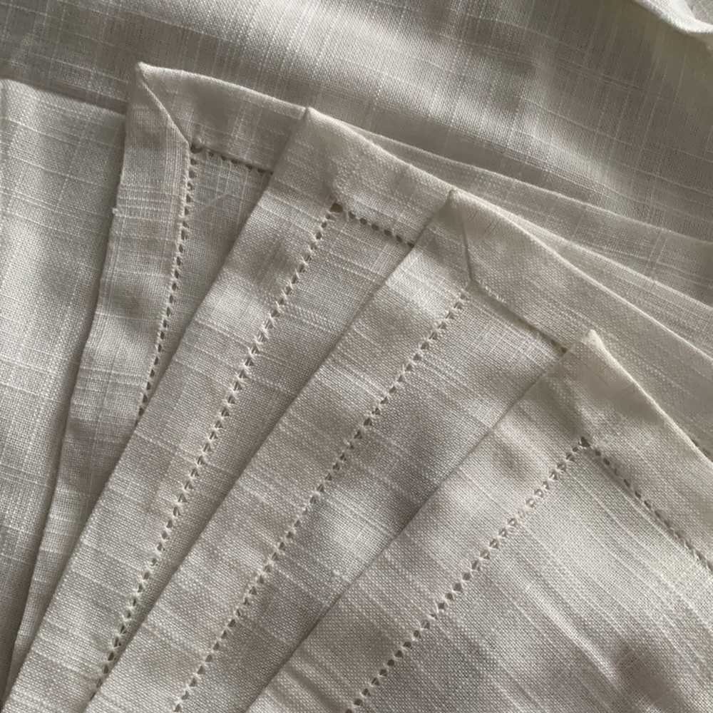 ✨ Beautiful Embroidered Table Linen - Picture 14 of 15